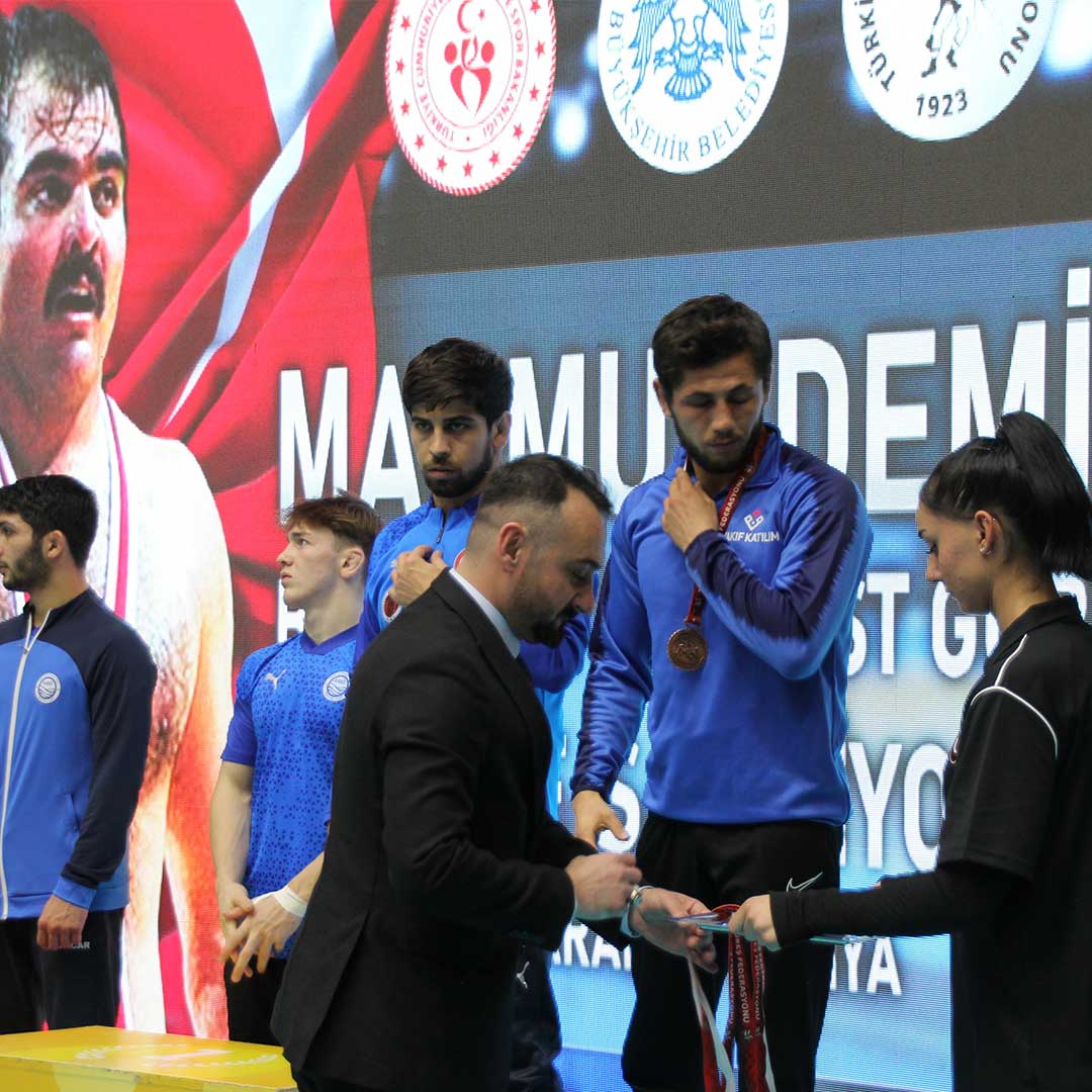 mustafa dalgıç madalya takdimi