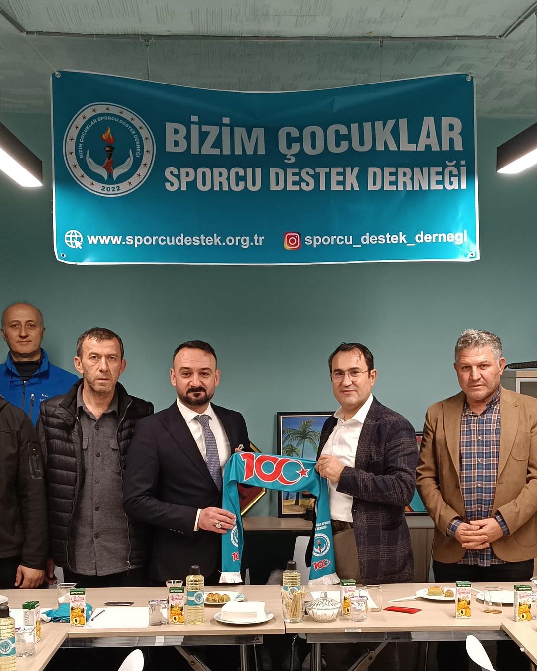 mustafa dalgıç yetim sporculara forma hediye etti